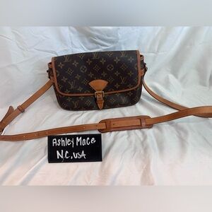 LOUIS VUITTON SOLOGNE Crossbody